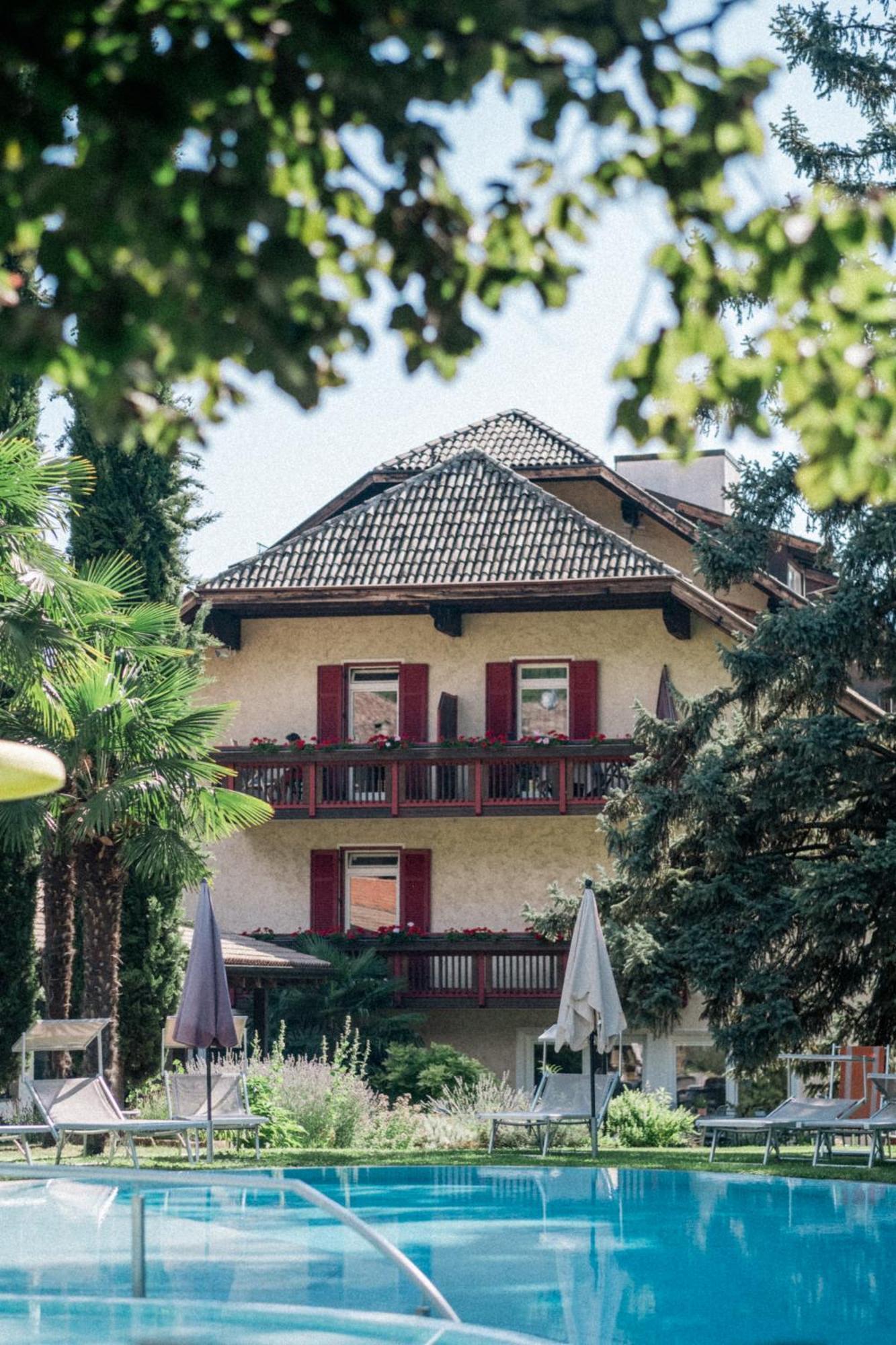 Angerburg Blumenhotel Appiano Sulla Strada Del Vino Exterior foto