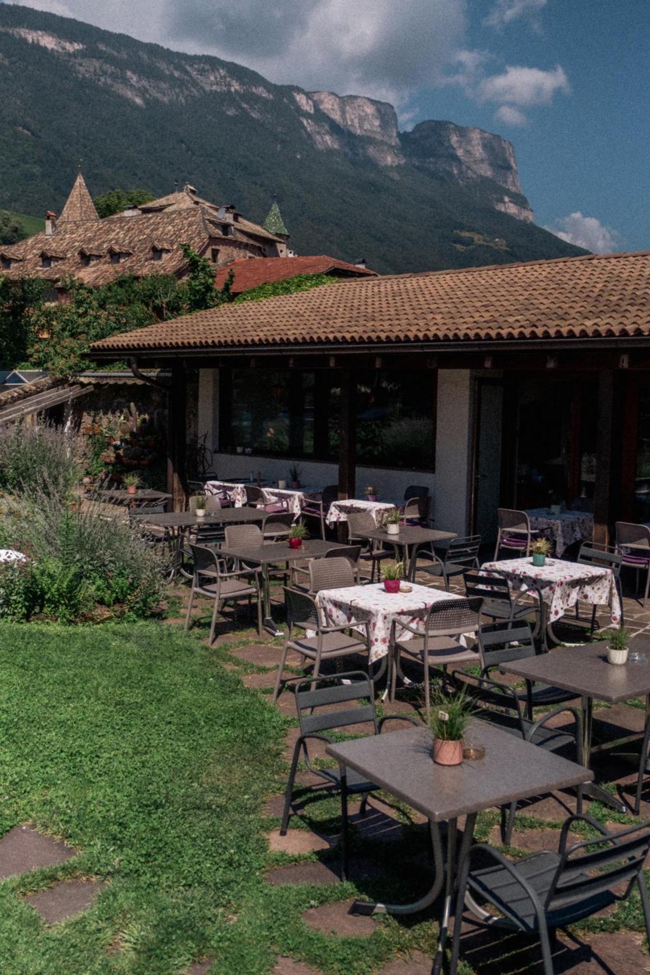 Angerburg Blumenhotel Appiano Sulla Strada Del Vino Exterior foto