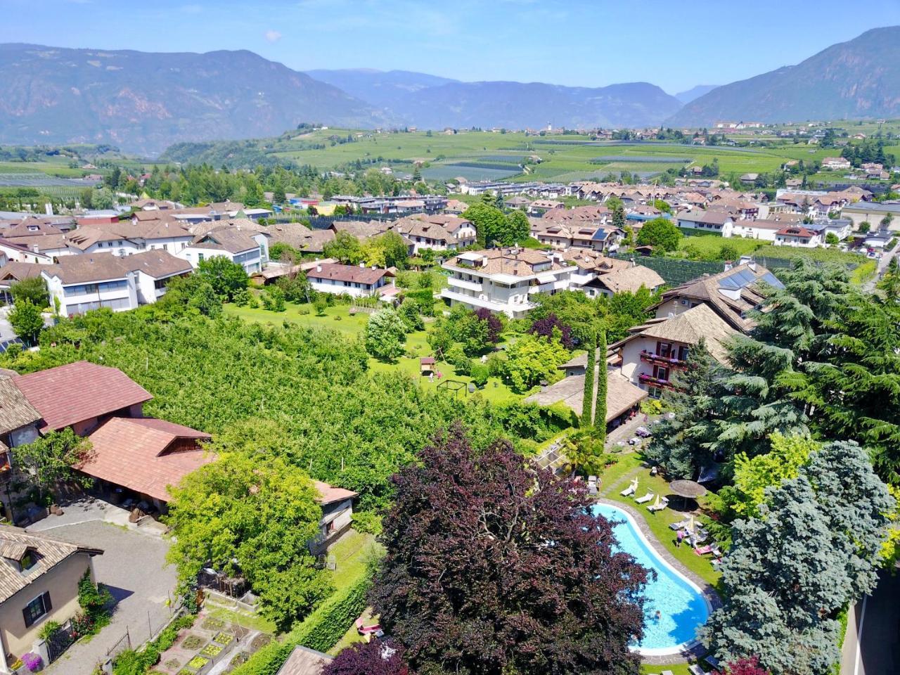 Angerburg Blumenhotel Appiano Sulla Strada Del Vino Exterior foto